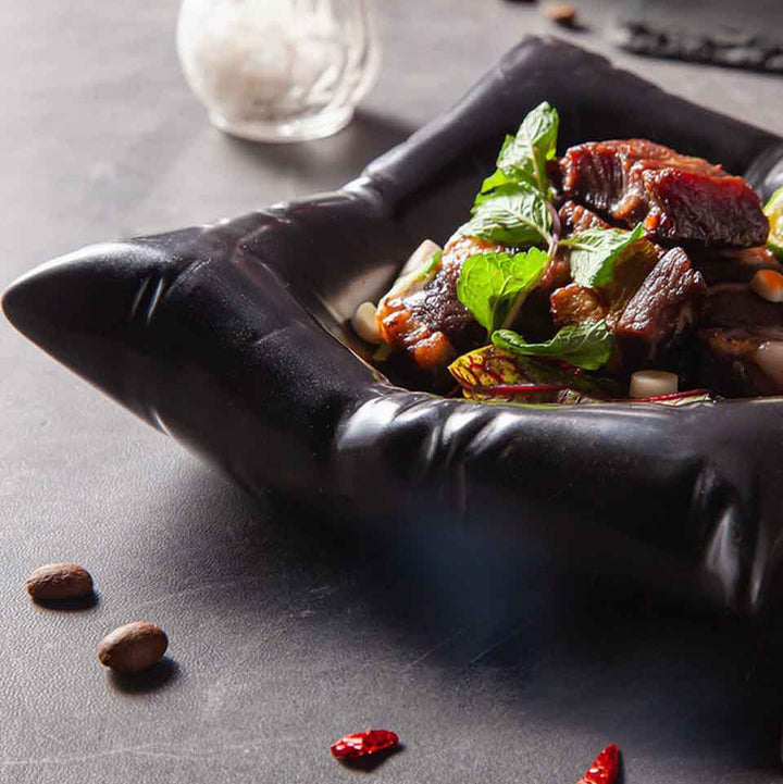 Jumeira | Ceramic Pillow Plate – Elegante Fijnkeramische Borden met Uniek Golvend Ontwerp