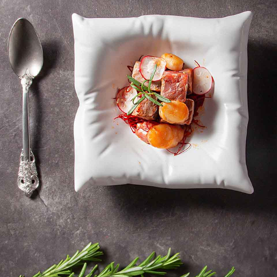 Jumeira | Ceramic Pillow Plate – Elegante Fijnkeramische Borden met Uniek Golvend Ontwerp